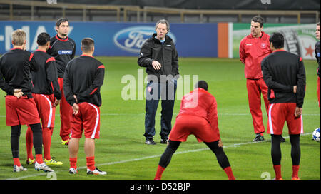 Enschede Trainer Michel Preud'homme bin Montag (01.11.2010) Beim Training Im Weserstadion in Bremen Mit Seinen Spielern. Twente Enschede Bereitet Sich Auf Das Champions-League-Spiel Gegen Werder Bremen Im Weserstadion Vor. Foto: Carmen Jaspersen Dpa/lni Stockfoto