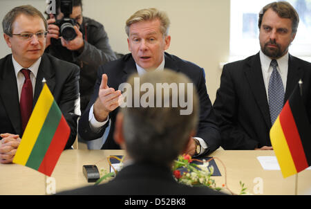 Der deutsche Außenminister Guido Westerwelle (Vordergrund, von hinten) und seinem litauischen Amtskollegen Audronius Azubalis (M) zu sprechen, während einer Konferenz in Vilnius, Litauen, 2. November 2010. Azubali links und rechts sitzen Mitglieder des litauischen Außenministeriums. Vilnius ist die zweite Station auf Westerwelles zweitägigen Reise nach Russland, Litauen und Weißrussland. Foto: PEER GRIMM Stockfoto