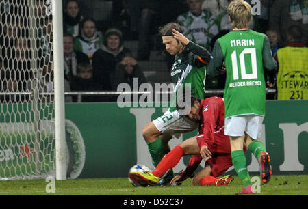 Werder Torsten Frings und Enschedes Bryan Ruiz wetteifern um den Ball in der Champions League-Gruppenphase eine Übereinstimmung zwischen Werder Bremen und FC Twente Enschede im Weserstadion in Bremen, Deutschland 2. November 2010. Foto: Carmen Jaspersen Dpa/lni Stockfoto