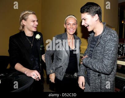 Natascha Ochsenknecht (C), die Ehefrau von Schauspieler Uwe Ochsenknecht und ihre Söhne Wilson Gonzalez (L) und Jimmy Blue Lächeln und Chat miteinander nach der Premiere des Films "Habermann" im Filmcasino Kino in München, Deutschland, 2. November 2010. Der Film startet am 25. November 2010 in den deutschen Kinos. Foto: Ursula Düren Stockfoto