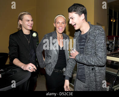 Natascha Ochsenknecht (C), die Ehefrau von Schauspieler Uwe Ochsenknecht und ihre Söhne Wilson Gonzalez (L) und Jimmy Blue Lächeln und Chat miteinander nach der Premiere des Films "Habermann" im Filmcasino Kino in München, Deutschland, 2. November 2010. Der Film startet am 25. November 2010 in den deutschen Kinos. Foto: Ursula Düren Stockfoto