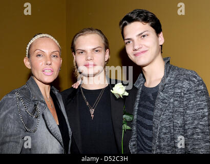 Natascha Ochsenknecht (L), die Ehefrau von Schauspieler Uwe Ochsenknecht und seinen Söhnen Wilson Gonzalez (C) und Jimmy Blue stellen zusammen nach der Premiere des Films "Habermann" im Filmcasino Kino in München, Deutschland, 2. November 2010. Der Film startet am 25. November 2010 in den deutschen Kinos. Foto: Ursula Düren Stockfoto