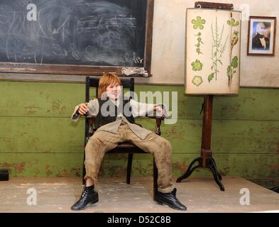 Schauspieler Leon Seidel (Huckleberry Finn) posiert für Fotografen während ein Presse-Datum über die Dreharbeiten zum Film "Tom Sawyer" in Köln-Ossendorf, Deutschland, 3. November 2010. Der Film wird bis zum Jahresende 2011 deutschen Kinos kommen. Foto: Jörg Carstensen Stockfoto