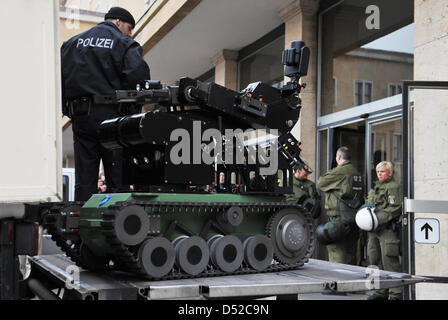 Spezielle Ausrüstung wird von einer Sprengstoff-Einheit der deutschen Polizei, Deutschland, 3. November 2010 bis zum Eingang des ehemaligen Flughafens Berlin-Tempelhof in Berlin gebracht. Eine groß angelegte Notfalltraining Sitzung der Polizei begann am Morgen des 3. November 2010. 300 Einsatzkräfte der Polizei und der Freiwilligen Feuerwehr simuliert eine Operation nach einer großen Explosion. Foto: Rainer Jensen Stockfoto