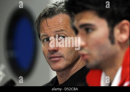 Stuttgarts Trainer Jens Keller (L) befasst sich mit seinem Verteidiger Serdar Tasci während einer Pressekonferenz in Getafe, Spanien, 3. November 2010. Fußball-Bundesligisten VfB Stuttgart bereitet für das Europa League-Spiel gegen spanische Fußballverein FC Getafe auf Donnerstag, 4. November 2010. Foto: Marijan Murat Stockfoto