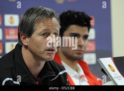 Stuttgart ist Trainer Jens Keller (L) Sist neben seinem Verteidiger Serdar Tasci und spricht während einer Pressekonferenz in Getafe, Spanien, 3. November 2010. Fußball-Bundesligisten VfB Stuttgart bereitet für das Europa League-Spiel gegen spanische Fußballverein FC Getafe auf Donnerstag, 4. November 2010. Foto: Marijan Murat Stockfoto