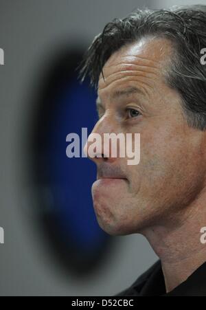 Stuttgarts Trainer Jens Keller locken seine Lippen während einer Pressekonferenz in Getafe, Spanien, 3. November 2010. Fußball-Bundesligisten VfB Stuttgart bereitet für das Europa League-Spiel gegen spanische Fußballverein FC Getafe auf Donnerstag, 4. November 2010. Foto: Marijan Murat Stockfoto