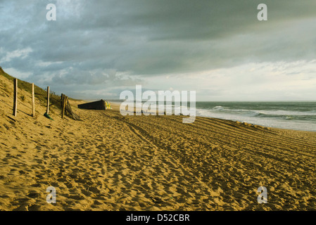 Ondres Strand mit seinem Bunker, Hafen von Biarritz am Horizont Stockfoto