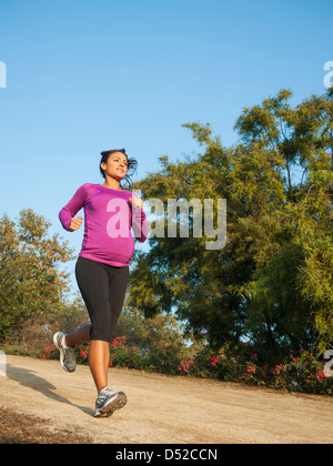 Hispanic schwangere Joggen im freien Stockfoto