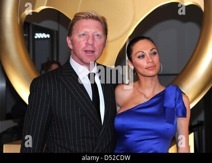 Ehemaligen Tennisprofi Boris Becker und seine Frau Lilly das "Goldene Lenkrad Award" hosted by "Bild" in Berlin, Deutschland, 3. November 2010 teilnehmen. Den Preis vergibt die besten Neuheiten des Jahres aus der Welt der Automobile. Foto: Jens Kalaene Stockfoto