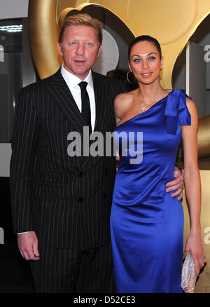 Ehemaliger Tennis pro Boris Becker (L) und seine Frau Lilly besuchen das "Goldene Lenkrad Award" hosted by "Bild" in Berlin, Deutschland, 3. November 2010. Den Preis vergibt die besten Neuheiten des Jahres aus der Welt der Automobile. Foto: Jens Kalaene Stockfoto