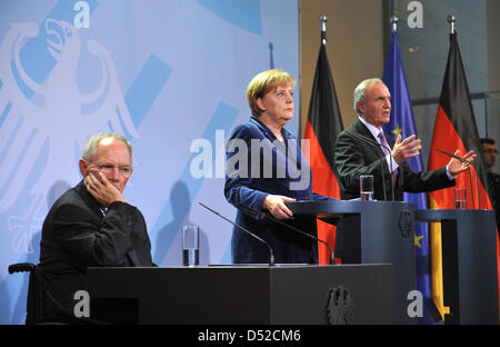 Bundeskanzlerin Angela Merkel und Finance Minister Wolfgang Schäuble (L), halten sowie Mitglied der Expertengruppe "Neue Architektur des Finanzmarktes", Otmar Issing, eine gemeinsame Pressekonferenz in der Kanzlei in Berlin, Deutschland, 4. November 2010. Die Ergebnisse des Treffens mit der "neuen Architektur des Finanzmarktes" wurden während der Presse-Ko bekannt gegeben. Stockfoto