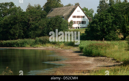 (Datei) - ein Datei-Bild datiert 8. September 1991 zeigt ein zwischen den Bäumen auf der Insel Vilm, Deutschland Haus. Seit seiner Gründung, hat die internationale Akademie für Natur Schutz (INA) befindet sich auf der Insel der Treffpunkt für mehr als 26 000 Experten aus 160 Ländern in Bezug auf Naturschutz. Foto: Jens Büttner Stockfoto