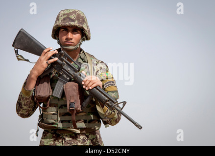 Ein Soldat der afghanischen Nationalarmee sorgt für Sicherheit während einer Clearing-Operation 16. März 2013 in der Nähe von Camp Shorabak, Provinz Helmand, Afghanistan. Stockfoto