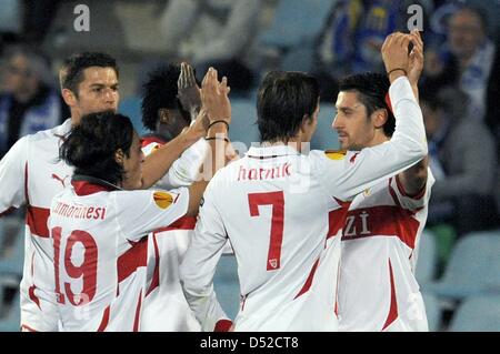 Spieler von Stuttgart feiern mit Scorer Ciprian Marica (R) während der UEFA Europa League Gruppe H Spiel FC Getafe Vs VfB Stuttgart im Coliseum Alfonso Perez Stadium in Getafe, Spanien, 4. November 2010. Stuttgart gegen Getafe mit 3: 0. Foto: Marijan Murat Stockfoto