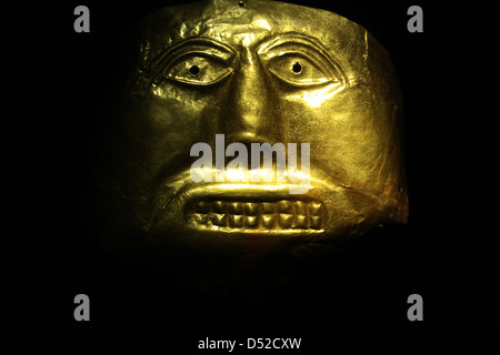 Goldene Maske im Goldmuseum, Bogota, Kolumbien. Tolima Kultur, Pre-Columbian America Stockfoto