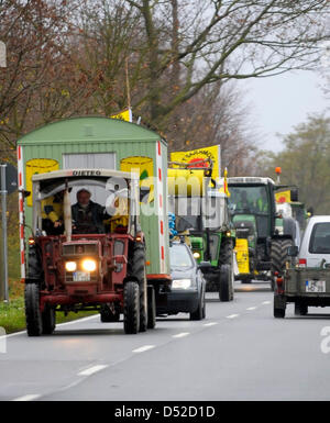 Ein Traktor-Konvoi auf dem Weg nach Gorleben ist und übergibt Wolfsburg, Deutschland, 5. November 2010. Elf Behälter mit Atommüll aus der Wiederaufbereitungsanlage La Hague sollen in Gorleben ankommen. Mehr als 30.000 Menschen, einen Protest, die in 30 Jahren nicht gesehen hat werden voraussichtlich gegen den CASTOR-Transport zu protestieren. Foto: DOMINIQUE LEPPIN Stockfoto