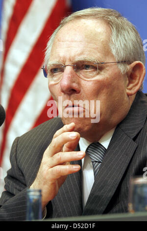 (Dpa-Datei) Ein Datei-Bild datiert 11. März 2008 der damalige deutsche Innenminister Interiors Wolfgang Schaeuble vor einer US-Flagge in Berlin, Deutschland. Am 5. November 2010 intensiviert Bundesministerium der Finanzen Wolfgang Schaeuble seine Kritik am US-Finanzpolitik sagen "Mit der nötigen, Respekt, mein Eindruck ist, dass die USA ratlos." Foto: WOLFGANG KUMM Stockfoto