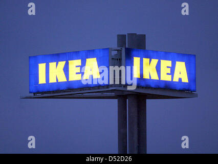 (Datei) - ein Dpa-Datei Bild datiert 5. Januar 2007 zeigt eine beleuchtete IKEA unterzeichnen in Dortmund, Deutschland. Deutschland ist und bleibt der wichtigste Markt für Möbel Riese Ikea. Foto: Bernd Thissen Stockfoto