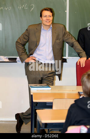 Niederländischen Prinzen Constantijn besucht seine alte Schoolthe "Eerste Vrijzinnig Christelijk Lyceum", für das Projekt "EU-Back to School" in den Haag, 5. November 2010. Der Prinz sprach mit Schülern über die Rolle der Europäischen Union in ihrem täglichen Leben. Foto: Albert Nieboer Niederlande Stockfoto