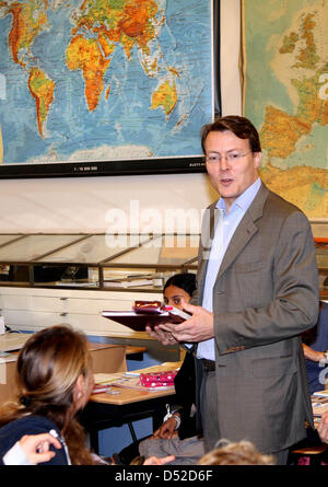 Niederländischen Prinzen Constantijn besucht seine alte Schoolthe "Eerste Vrijzinnig Christelijk Lyceum", für das Projekt "EU-Back to School" in den Haag, 5. November 2010. Der Prinz sprach mit Schülern über die Rolle der Europäischen Union in ihrem täglichen Leben. Foto: Albert Nieboer Niederlande Stockfoto