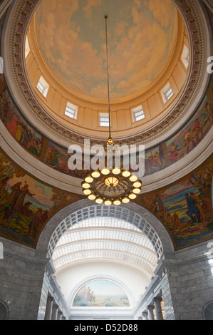 Innen das State Capitol ist Gebäude von Utah in Salt Lake City, in der Rotunde eine einzigartige Kronleuchter, Beleuchtung der Rotunde. Stockfoto