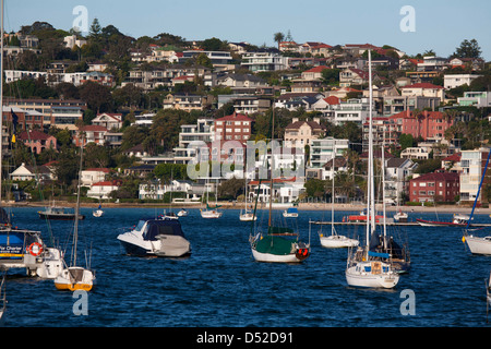 Waterfront Mehrfamilienhäuser und Häuser mit Ankern Sportbooten Rose Bay östlichen Vororten Sydney Australia Stockfoto