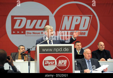 Bundesvorsitzender der rechtsextremen deutschen nationalen demokratischen Partei (NPD) Udo Voigt spricht bei der Bundespartei Kloster der NPD in Hohenmoelsen, Deutschland, 6. November 2010. Das wichtigste Thema für die 400 Delegierten ist die kommende Fusion der NPD mit der Deutschen Volkspartei Union (DVU). Foto: Peter Endig Stockfoto