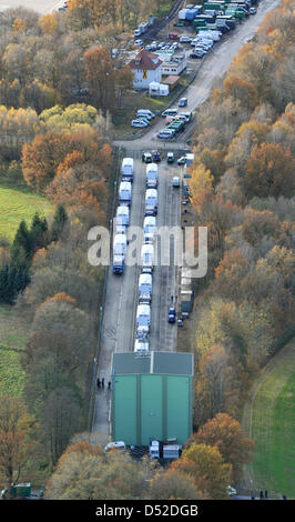 Zahlreiche Lorreys befinden sich am Bahnhof für den weiteren Transport der Rollen in Dannenberg (Elbe), Deutschland, 6. November 2010. Elf Behälter mit Atommüll aus der Wiederaufbereitungsanlage La Hague sollen in Gorleben ankommen. Foto: PHILIPP SCHULZE Stockfoto