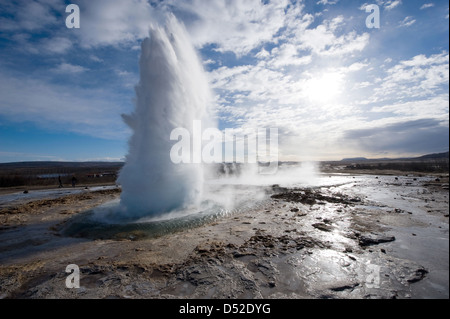 Der Strokkur-Geysir in Island eruptiert im winter Stockfoto