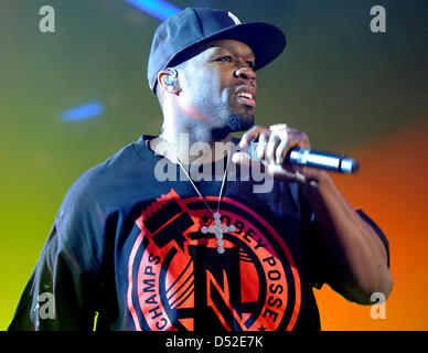 Während eines Konzerts in C-Halle in Berlin, Deutschland, 23. Februar 2010 führt durch US-Rapper 50 Cent. Curtis Jackson alias 50 Cent geben mehrere Konzerte in Deutschland während seiner "Before I Self-Destruct Tour". Foto: Britta Pedersen Stockfoto