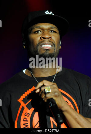 Während eines Konzerts in C-Halle in Berlin, Deutschland, 23. Februar 2010 führt durch US-Rapper 50 Cent. Curtis Jackson alias 50 Cent geben mehrere Konzerte in Deutschland während seiner "Before I Self-Destruct Tour". Foto: Britta Pedersen Stockfoto