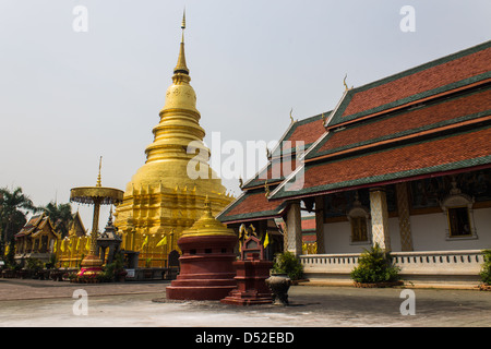 goldene Chedi ist ein wichtiger Ort der Anbetung, Phra, dass Hariphunchai Stockfoto