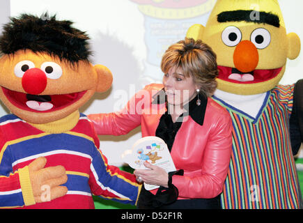 Prinzessin Laurentien der Netherlands (C) Lächeln mit Sesame Street Zeichen Ernie und Bert, nachdem sie das erste Exemplar des Buches "Die Welt von Sesame Street" in den Haag, Niederlande, 25. Februar 2010 erhalten. Die Prinzessin schrieb den Text des Buches. In dieser Ausgabe von Sesam-Straße Bücher ist die dritte in einer Reihe von Büchern für Kinder mit einer Behinderung. Foto: Patrick va Stockfoto