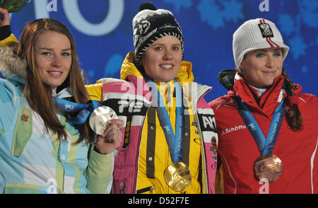 Silbermedaillengewinner Tina Maze Sloweniens (L-R), Goldmedaillengewinnerin Viktoria Rebensburg Deutschlands und Elisabeth Goergl (L-R) von Österreich während der Siegerehrung für den Riesenslalom der Damen Alpin auf Whistler Medal Plaza während der Olympiade Vancouver 2010 in Whistler, Kanada, 25. Februar 2010. Foto: Foto Martin Schutt +++(c) Dpa - Bildfunk +++ Stockfoto