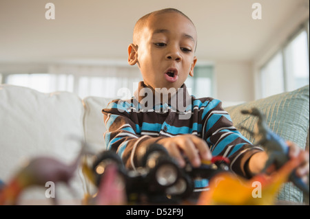 African American Boy spielen mit Spielzeug Stockfoto