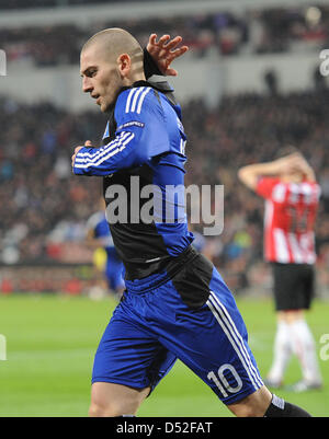 Hamburgs Mladen Petric feiert seine 1-2 Gäste während der Champions League letzten 32 zweite Bein match gegen PSV Eindhoven Hamburger SV im Philipps-Stadion in Eindhoven, Niederlande, 25. Februar 2010. Eindhoven Hamburg 3: 2 besiegt, doch Hamburg geht weiter in die Runde der letzten 16 aufgrund der Auswärtstorregel. Foto: Achim Scheidemann Stockfoto