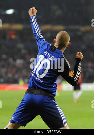 Hamburgs Mladen Petric feiert seine 1-2 Gäste während der Champions League letzten 32 zweite Bein match gegen PSV Eindhoven Hamburger SV im Philipps-Stadion in Eindhoven, Niederlande, 25. Februar 2010. Eindhoven Hamburg 3: 2 besiegt, doch Hamburg geht weiter in die Runde der letzten 16 aufgrund der Auswärtstorregel. Foto: Achim Scheidemann Stockfoto