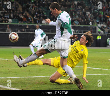 Wolfsburgs Edin Dzeko (L) kämpfen um den Ball mit Villarreal Bruno Soriano während der Champions League letzten 32 zweite Bein Match VfL Wolfsburg Vs FC Villareal im Stadium der Volkswagen Arena in Wolfsburg, Deutschland, 25. Februar 2010. Deutsche Bundesliga Club Wolfsburg besiegten spanischen Seite Villareal 4-1 und geht weiter in die Runde der letzten 16. Foto: Peter Steffen Stockfoto