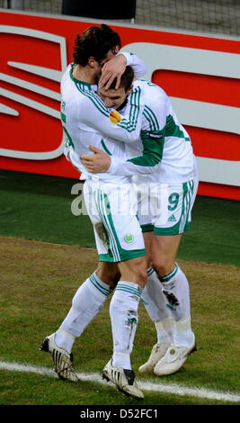 Wolfsburgs Christian Gentner (L) feiert seinen 3: 1-Score mit Teamkollege Edin Dzeko in der Europa League letzten 32 zweite Bein match VfL Wolfsburg Vs FC Villareal im Stadium der Volkswagen Arena in Wolfsburg, Deutschland, 25. Februar 2010. Deutsche Bundesliga Club Wolfsburg besiegten spanischen Seite Villareal 4-1 und geht weiter in die Runde der letzten 16. Foto: Angelika Warmuth Stockfoto