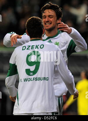 Wolfsburgs Christian Gentner (R) feiert seinen 3: 1-Score mit Teamkollege Edin Dzeko in der Europa League letzten 32 zweite Bein match VfL Wolfsburg Vs FC Villareal im Stadium der Volkswagen Arena in Wolfsburg, Deutschland, 25. Februar 2010. Deutsche Bundesliga Club Wolfsburg besiegten spanischen Seite Villareal 4-1 und geht weiter in die Runde der letzten 16. Foto: Jochen Luebke Stockfoto