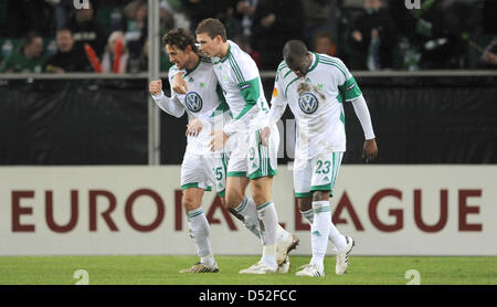 Wolfsburgs Christian Gentner (L-R) feiert seine Gäste mit Teamkollegen Edin Dzeko und Grafite in der Europa League letzten 32 zweite Bein match VfL Wolfsburg Vs FC Villareal im Stadium der Volkswagen Arena in Wolfsburg, Deutschland, 25. Februar 2010. Deutsche Bundesliga Club Wolfsburg besiegten spanischen Seite Villareal 4-1 und geht weiter in die Runde der letzten 16. Foto: Peter Steffen Stockfoto