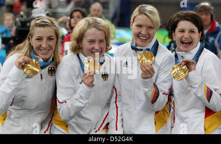 (L-R) Anni Friesinger-Postma, Katrin Mattscherodt, Stephanie Beckert und Daniela Anschütz-Thoms Deutschlands feiern mit ihrer Goldmedaille nach dem Eisschnelllauf Frauen Mannschaftsverfolgung Finale im Richmond Olympic Oval während den Olympischen Spielen 2010 Vancouver, Vancouver, Canada, 27. Februar 2010.  +++(c) Dpa - Bildfunk +++ Stockfoto