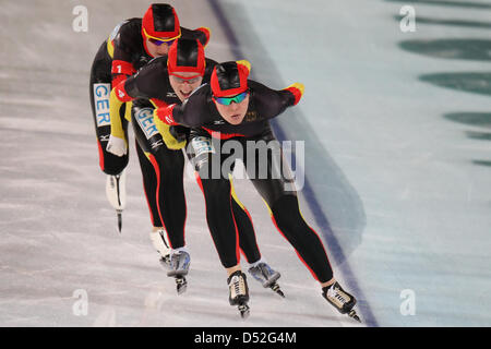 (L-R) Daniela Anschütz-Thoms, Katrin Mattscherodt und Stephanie Beckert Deutschlands konkurrieren während der Eisschnelllauf Frauen Mannschaftsverfolgung Finale im Richmond Olympic Oval während den Olympischen Spielen 2010 Vancouver, Vancouver, Canada, 27. Februar 2010. Foto: Daniel Karmann Stockfoto