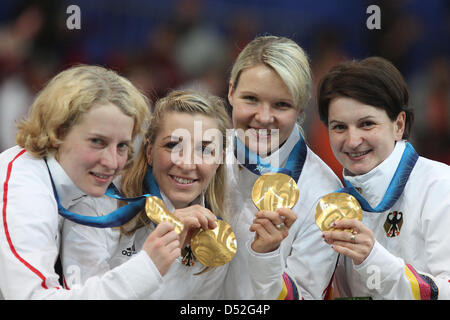 (L-R) Katrin Mattscherodt, Anni Friesinger-Postma, Stephanie Beckert und Daniela Anschütz-Thoms Deutschlands feiern mit ihrer Goldmedaille nach dem Eisschnelllauf Frauen Mannschaftsverfolgung Finale im Richmond Olympic Oval während den Olympischen Spielen 2010 Vancouver, Vancouver, Canada, 27. Februar 2010. Stockfoto