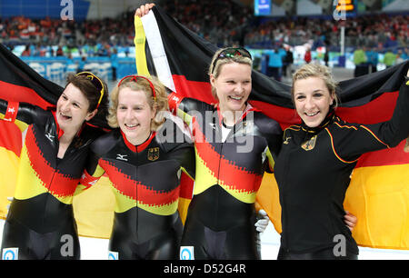 Gewinner (L-R) Daniela Anschütz-Thoms, Katrin Mattscherodt, Stephanie Beckert und Anni Friesinger-Postma Deutschlands genießen Sie ihren ersten Platz nach der Eisschnelllauf Frauen Team Pursuit Finale im Richmond Olympic Oval während den Olympischen Spielen 2010 Vancouver, in Vancouver, Kanada, 27. Februar 2010. Foto: Daniel Karmann +++(c) Dpa - Bildfunk +++ Stockfoto