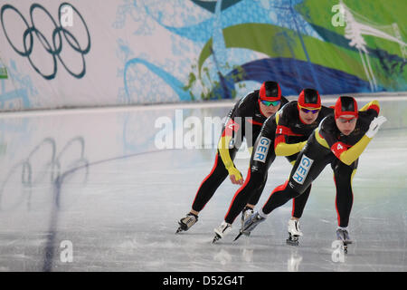 (L-R) Stephanie Beckert, Daniela Anschütz-Thoms und Katrin Mattscherodt Deutschlands tritt während der Eisschnelllauf Frauen Mannschaftsverfolgung Finale im Richmond Olympic Oval während den Olympischen Spielen 2010 Vancouver, Vancouver, Canada, 27. Februar 2010. Foto: Daniel Karmann +++(c) Dpa - Bildfunk +++ Stockfoto