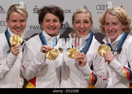 (L-R) Anni Friesinger-Postma, Stephanie Beckert, Daniela Anschütz-Thoms und Katrin Mattscherodt Deutschlands zeigen ihre Goldmedaillen während einer Pressekonferenz im "Deutsches Haus" bei den Vancouver 2010 Olympischen Spielen in Vancouver, Kanada, 27. Februar 2010. Foto: Daniel Karmann +++(c) Dpa - Bildfunk +++ Stockfoto