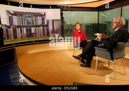 TV-Moderator Ulrich Deppendorf interviews Bundeskanzlerin Angela Merkel im Hauptstadt-Studio des öffentlich-rechtlichen Senders ARD in Berlin, Deutschland, 28. Februar 2010. Das Interview für das Programm "Bericht aus Berlin" ("Bericht aus Berlin") über die Situation in Griechenland, die Regierung und andere Themen wird später 28. Februar 2010 ausgestrahlt. Foto: WOLFGANG KUMM Stockfoto