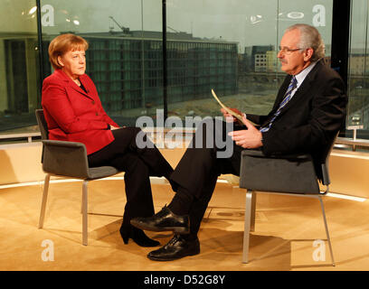 TV-Moderator Ulrich Deppendorf interviews Bundeskanzlerin Angela Merkel im Hauptstadt-Studio des öffentlich-rechtlichen Senders ARD in Berlin, Deutschland, 28. Februar 2010. Das Interview für das Programm "Bericht aus Berlin" ("Bericht aus Berlin") über die Situation in Griechenland, die Regierung und andere Themen wird später 28. Februar 2010 ausgestrahlt. Foto: WOLFGANG KUMM Stockfoto